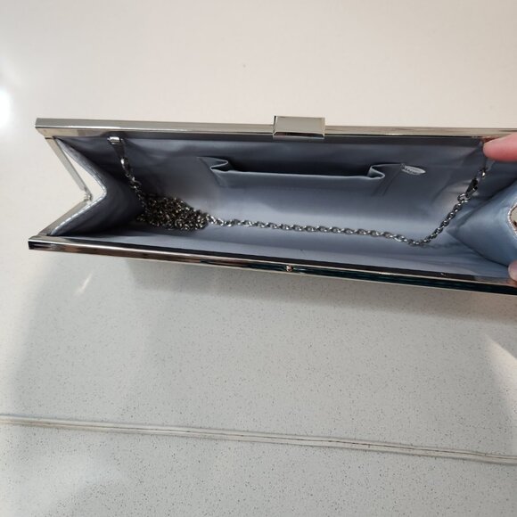 Elegant Silver Clutch Bag with Chain Strap - Picture 3 of 5